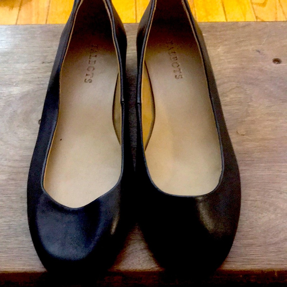 Women's size 8 Talbots slides
